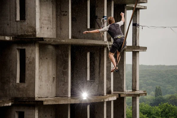 Rückansicht Eines Jungen Tapferen Mannes Auf Einer Slackline Vor Dem — Stockfoto