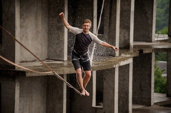 Aktiver Und Mutiger Mann Balanciert Einem Sommertag Auf Einer Slackline — Stockfoto