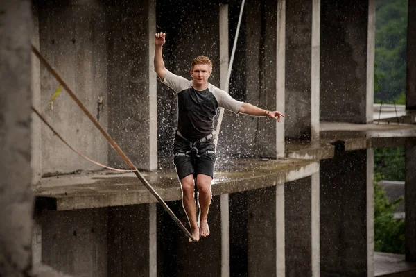 Starker Mann Balanciert Einem Sommertag Auf Einer Slackline Vor Dem — Stockfoto