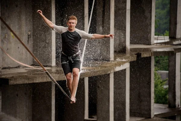 Starker Und Mutiger Mann Balanciert Einem Sommertag Auf Einer Slackline — Stockfoto