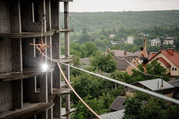 Zwei Männer Oben Ohne Balancieren Einem Regnerischen Tag Auf Einer — Stockfoto
