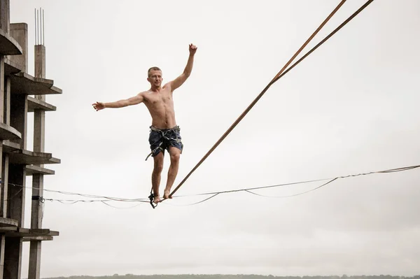 Mutiger Mann Balanciert Regnerischem Sommertag Auf Einer Slackline Hoch Gegen — Stockfoto