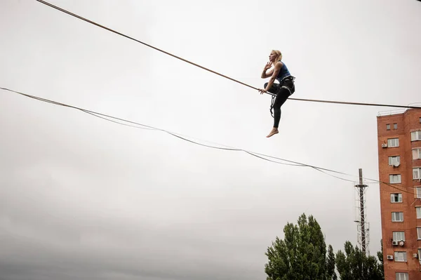 Tapfere Blonde Frau Balanciert Einem Verregneten Sommertag Hoch Oben Auf — Stockfoto