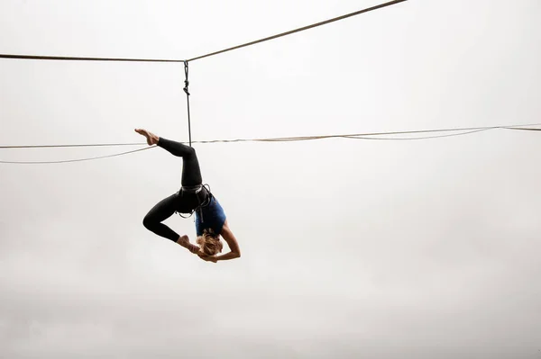 Dappere Slim Blonde Meisje Hoog Balanceren Een Slackline Tegen Grijze — Stockfoto