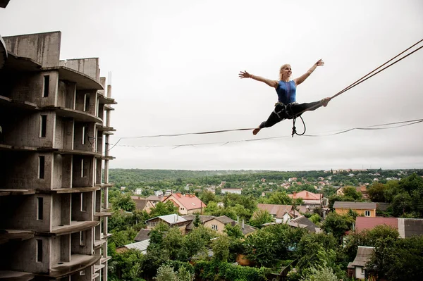 Mutige Und Glückliche Frau Balanciert Einem Sommertag Auf Einer Slackline — Stockfoto