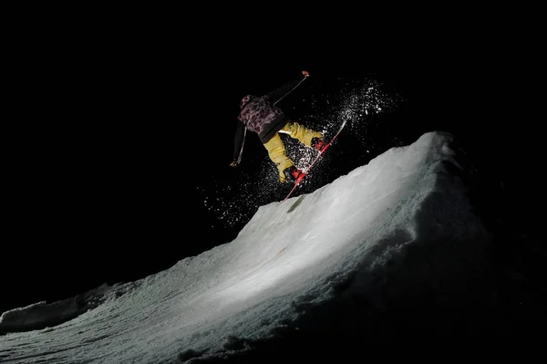 Человек Жёлтом Лыжном Костюме Прыгает Сноуборде Фоне Тёмного Неба — стоковое фото