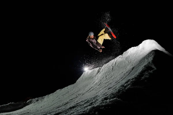 Freeride Snowboarder Com Dreadlocks Vestido Com Sportswear Quente Está Pulando — Fotografia de Stock