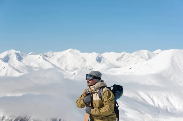 Koruyucu Kayak Gözlüğü Adam Onun Elinde Bir Snowboard Ile Sıcak — Stok fotoğraf