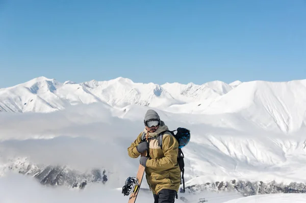 Facet Sprzęt Narciarski Oraz Okulary Drewnianymi Snowboard Jego Ręce Stoi — Zdjęcie stockowe