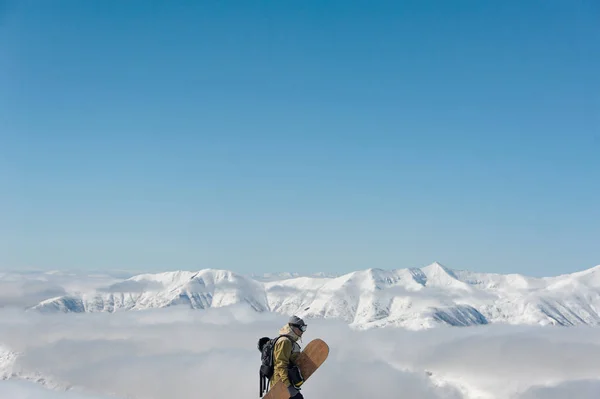 Gözlük Bir Sırt Çantası Dağların Fon Karşı Karda Yürüme Snowboard — Stok fotoğraf