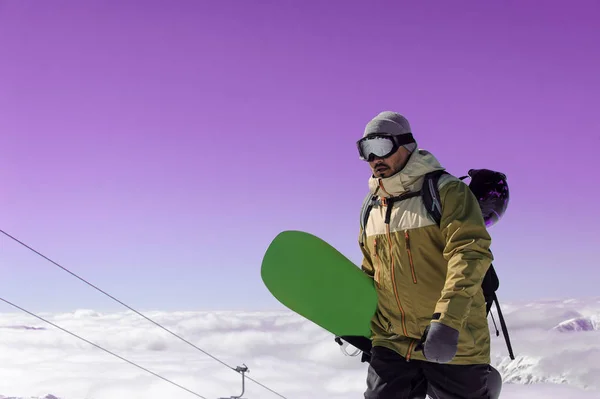 Homem Equipamento Esqui Usando Óculos Com Snowboard Verde Sua Mão — Fotografia de Stock