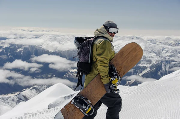 Homem Equipamento Esqui Usando Óculos Segurança Com Uma Mochila Snowboard — Fotografia de Stock