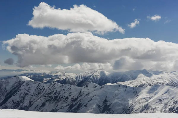 Welgeschapen Blauwe Witte Bergen Sneeuw Tegen Blauwe Lucht Witte Wolken — Stockfoto