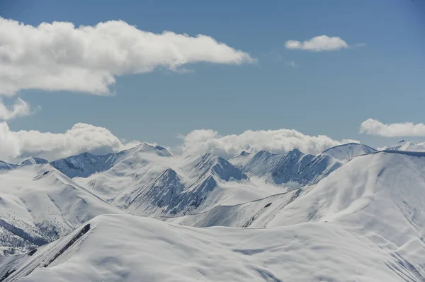 Mavi Gökyüzü Beyaz Bulutlar Karşı Karda Anıtsal Mavi Beyaz Dağlar — Stok fotoğraf