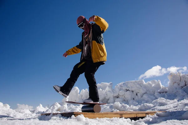 Homem Equipamento Esqui Capacete Óculos Segurança Equilibra Snowboard Neve Contra — Fotografia de Stock
