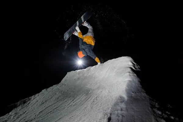 Jeune Actif Snowboarder Vêtu Vêtement Sport Descendant Pente Enneigée Montagne — Photo