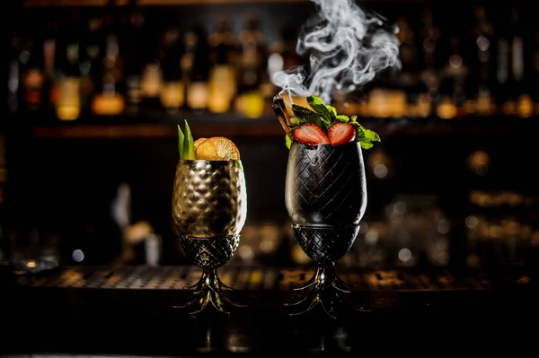 Deux Verres Cocktails Frais Été Décorés Fruits Fumée Sur Comptoir — Photo