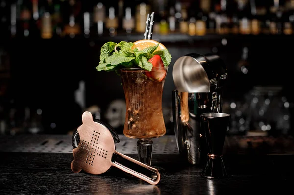 Zarif atış ve güçlü ve tatlı taze yaz kokteyl dolu meyve ve nane ile dekore edilmiş