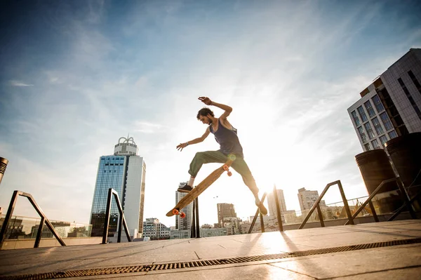 Schlanker Junger Mann Springt Sommertagen Auf Skateboard Vor Dem Hintergrund — Stockfoto