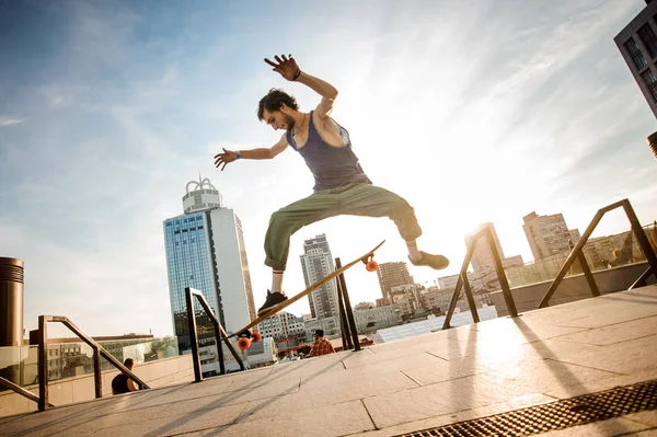 Aktiver Junger Mann Springt Sommertagen Auf Skateboard Vor Dem Hintergrund — Stockfoto