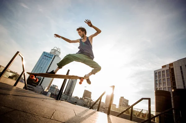 Skateboarder Springt Bord Vor Dem Hintergrund Städtischer Gebäude Und Des — Stockfoto
