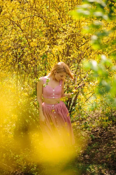 Vertikala Porträtt Vacker Ung Blond Kvinna Rosa Klänning Bakgrund Blommande — Stockfoto