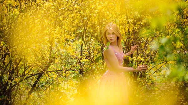 Pembe Elbise Bekleyen Sarı Çiçek Açan Tree Yakınındaki Bir Genç — Stok fotoğraf