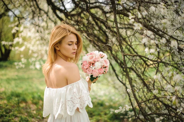 Vue Arrière Une Jeune Femme Blonde Robe Blanche Avec Bouquet — Photo