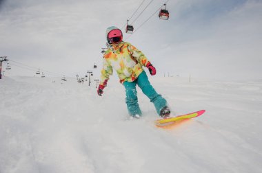 Gudauri, Gürcistan'daki popüler turistik tesisi dağda snowboard üzerinde çalışan genç kız