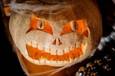 Halloween korku top balkabağı dış kahverengi turuncu koyu arka plan üzerinde partisi içinde içinde ışık ile