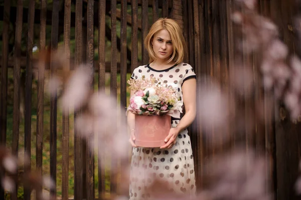 Hermosa Mujer Rubia Sosteniendo Una Caja Flores Pie Sobre Fondo — Foto de Stock