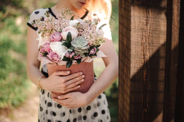 Donna Vestita Abito Pois Con Una Grande Scatola Fiori Nudi — Foto Stock