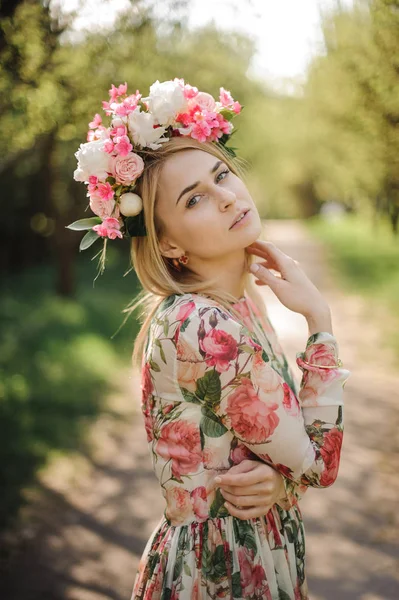 Portret Van Mooie Blonde Vrouw Gekleed Een Bloem Jurk Roze — Stockfoto