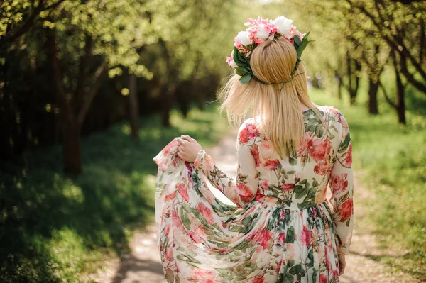 Visão Traseira Mulher Loira Vestida Com Vestido Flor Grinalda Sua — Fotografia de Stock