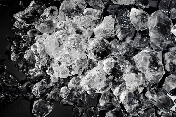 Вид Сверху Стопки Тающего Свежего Льда Чёрном Фоне Студии — стоковое фото