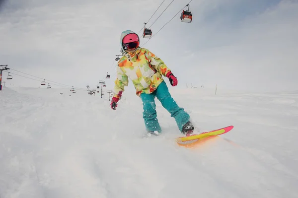 Junges Mädchen Läuft Auf Dem Snowboard Den Bergen Des Beliebten — Stockfoto