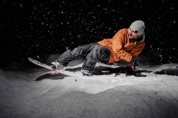 Homme Chevauchant Sur Snowboard Dans Montagne Dans Nuit Dans Station — Photo