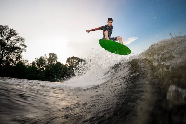 Junger Attraktiver Mann Springt Auf Dem Grünen Wakeboard Auf Hoher — Stockfoto