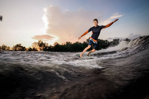 Aktive Männliche Wakeboarder Auf Dem Brett Auf Hoher Welle Von — Stockfoto