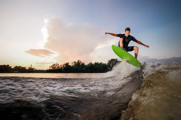Attraente Maschio Wakeboarder Saltando Sul Bordo Verde Onda Alta Motoscafo — Foto Stock