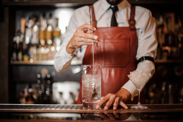 Barman Bílé Košili Hnědou Koženou Zástěru Míchání Ice Cubes Koktejl — Stock fotografie