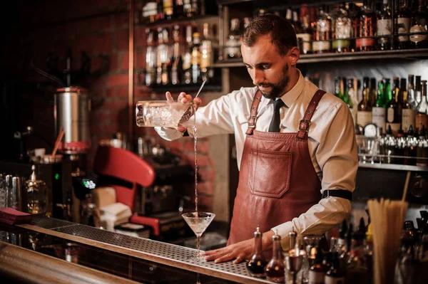 Barmen Beyaz Gömlek Kahverengi Deri Önlük Pourring Kokteyl Çubuğu Nda — Stok fotoğraf