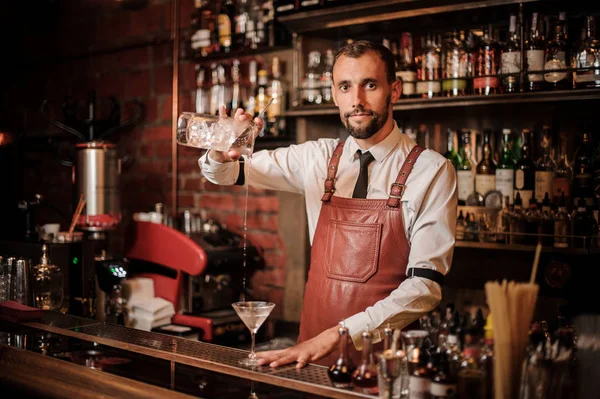 Barkeeper Weißen Hemd Und Brauner Lederschürze Gießt Transparenten Cocktail Das — Stockfoto