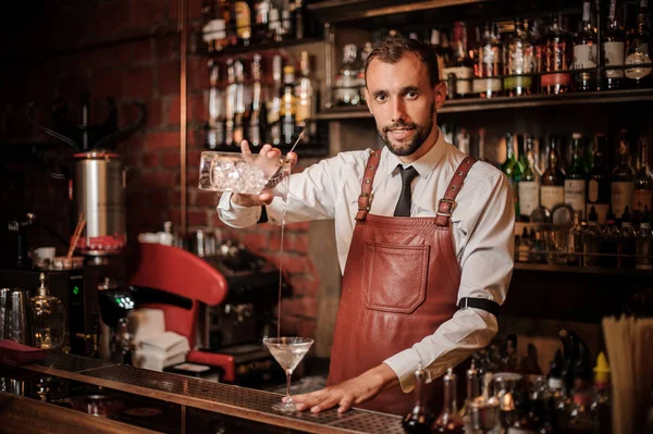 Barman Sorridente Camisa Branca Avental Couro Marrom Pourring Coquetel Transparente — Fotografia de Stock