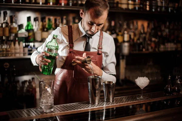 Barmen Beyaz Gömlek Kahverengi Deri Önlük Pourring Bir Achoholic Bar — Stok fotoğraf