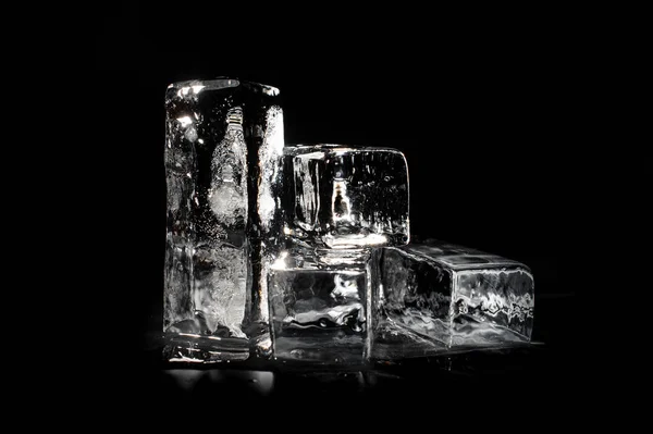 Čtyři Průhledné Ledové Kostky Izolované Černém Pozadí Zářící Pod Světelný — Stock fotografie