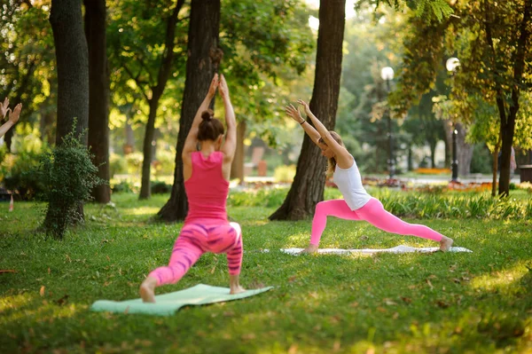 Zwei Athletische Frauen Bei Yoga Übungen Auf Dem Grünen Rasen — Stockfoto