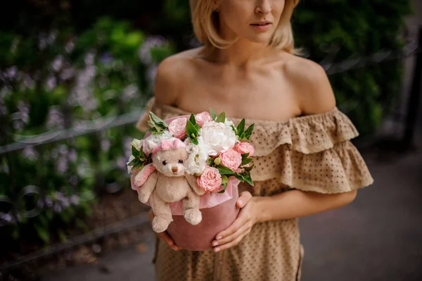 Donna Bionda Con Una Scatola Piena Fiori Rosa Bianchi Decorati — Foto Stock