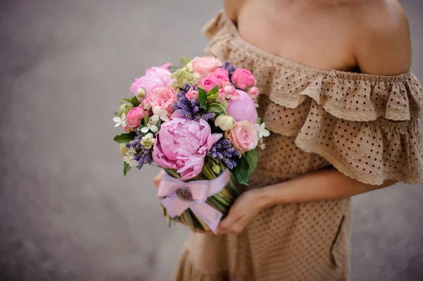 Девушка Бежевом Платье Нежным Розовым Букетом Роз Пионов Украшенных Фиолетовым — стоковое фото