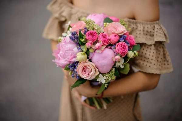 Mulher Vestido Bege Segurando Lindo Buquê Rosa Rosas Peônias Suas — Fotografia de Stock